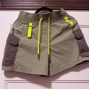 Lululemon Multi-Pocket Cargo High-Rise Hiking Short 5"